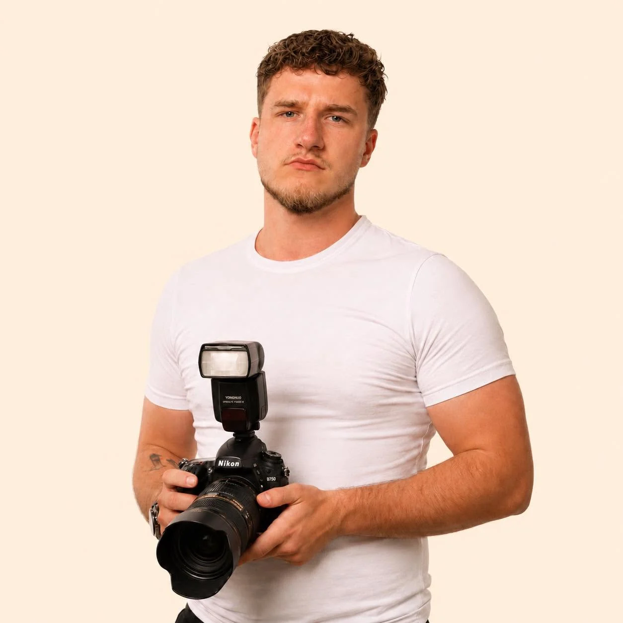 Dawid Cegliński, fotograf reportażowy z Płocka, trzyma aparat fotograficzny