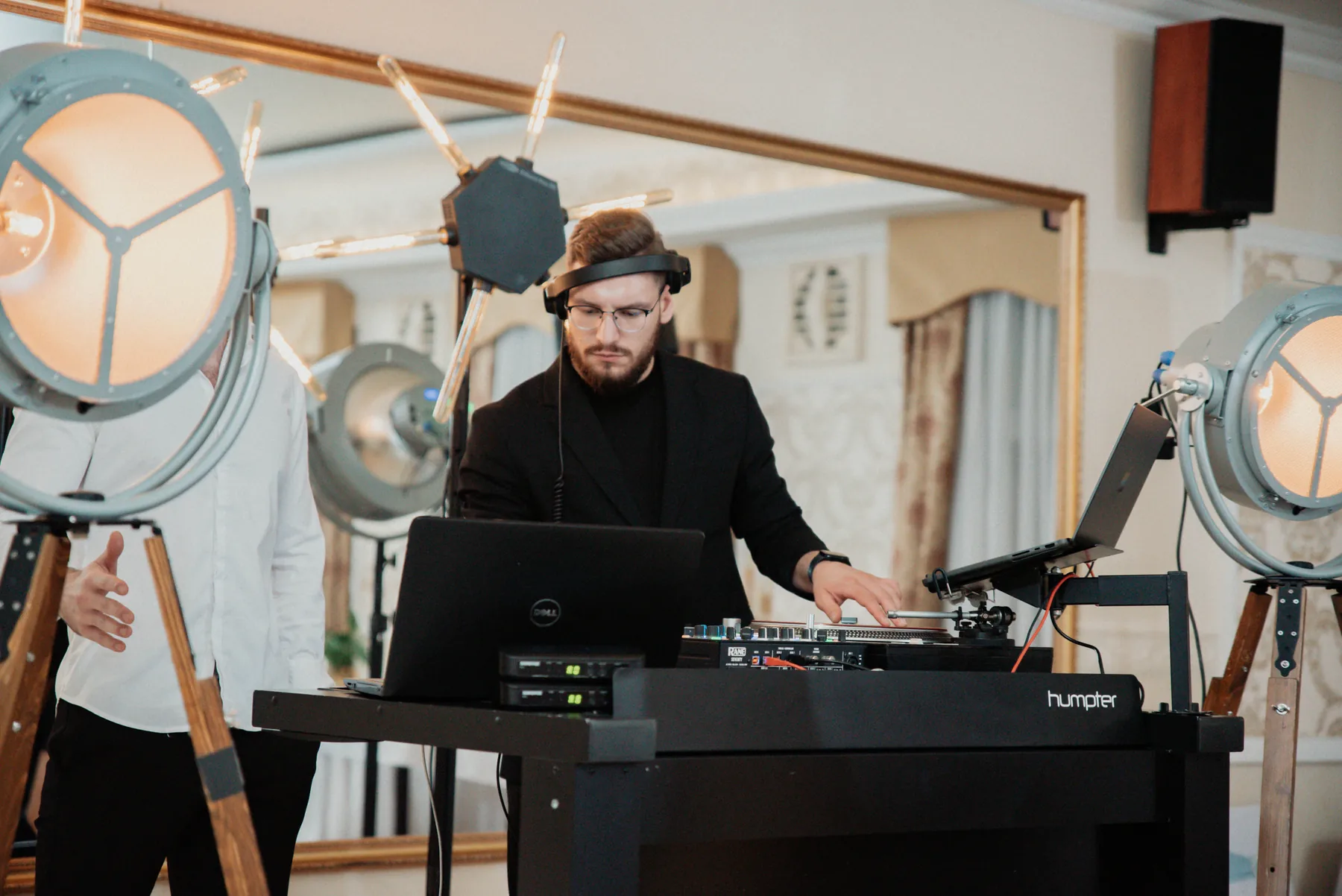 DJ gra muzykę podczas osiemnastkowego przyjęcia.